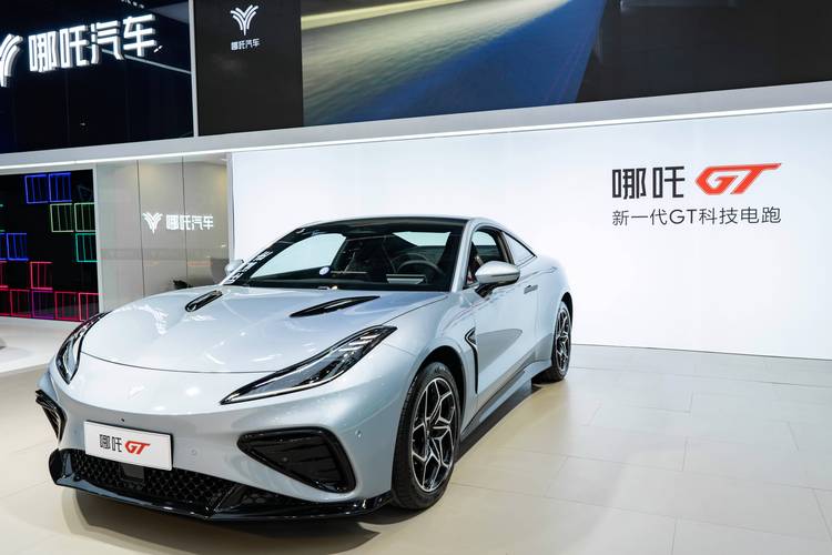 佛山311哪吒汽车在智能汽车领域的表现，领途汽车在新能源汽车市场中的影响力